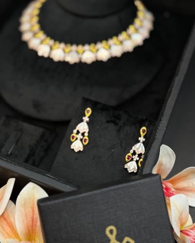 عقد صدف أصفر