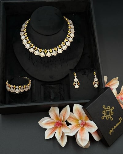 عقد صدف أصفر