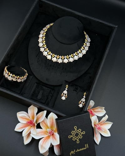 عقد صدف أصفر