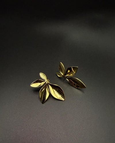 حلق أوراق الشجر ذهبي