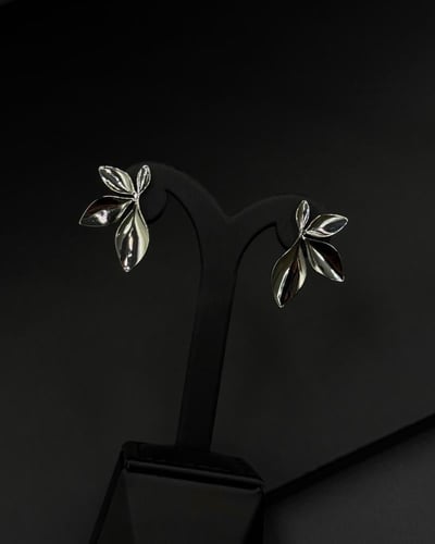 حلق أوراق الشجر فضي