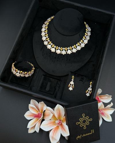 عقد صدف أصفر