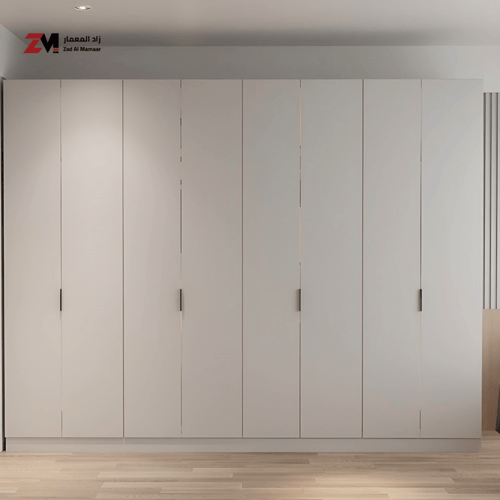 خزانة ملابس بإضاءة داخلية