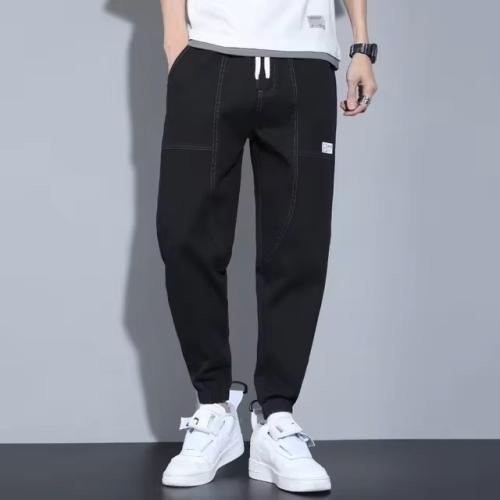 جينز للرجال بقصة فضفاضة