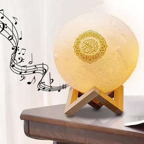 قمر مضيئ قارئ للقرآن