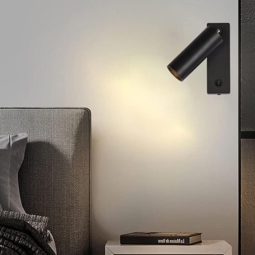 ابليك جداري بتصميم انيق مع اضاءة صفراء ناعمة للقرا...