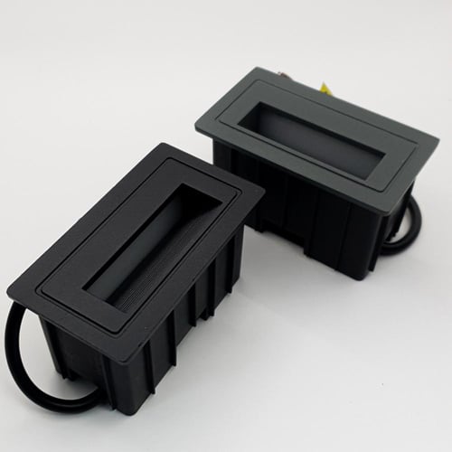 اضاءة درج مستطيلة اسود ورصاصي وابيض أضاءة صفراء