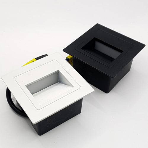 اضاءة درج مربعة اسود وأبيض اضاءة صفراء