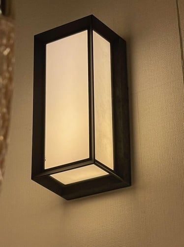 ابليك جداري يثبت عالحائط اضاءة صفراء 20W 240V