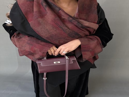 عباية كشميري احمر بقماش مخمل وقصة نص كلوش