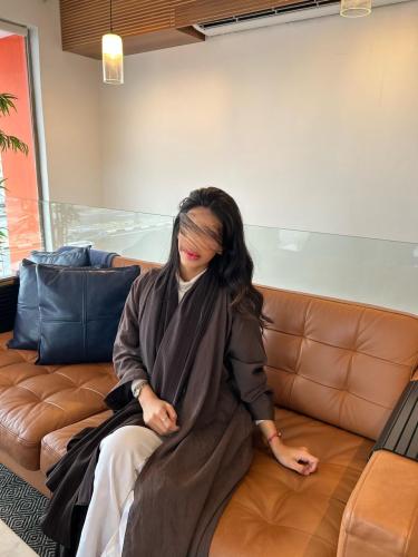 عبايه باللون البني