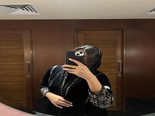 عباية لياَ بقماش مخمل بقصة نص كلوش