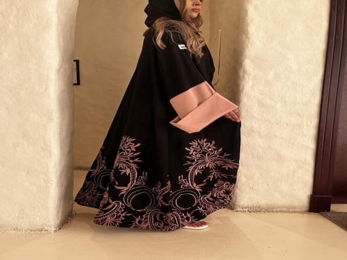 عباية إكنان بقماش كريب ملكي وقصة نص كلوش