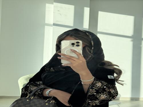 عباية شتوي تطريز بقماش مخمل وقصة نص كلوش