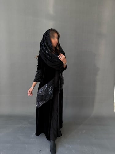 عباية ايسل بقماش مخمل وقصة نص كلوش