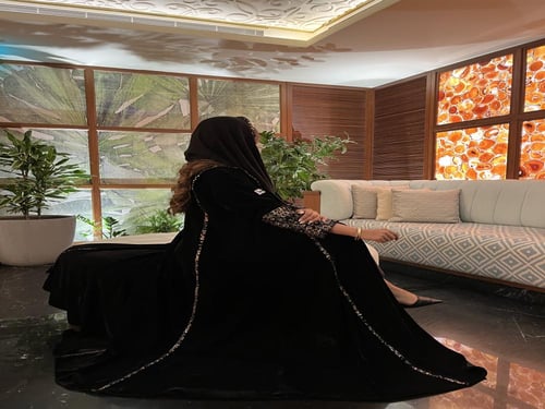 عباية لياَ بقماش مخمل بقصة نص كلوش