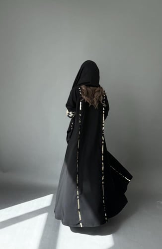 عباية مُلاذ بقماش كريب لمياء اسود وقصة نص كلوش