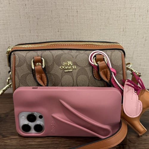 كوتش روان برتقالي مع ميداليه