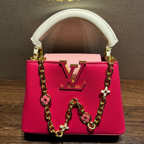 لويس فيتون بينك غامق مع ميداليه