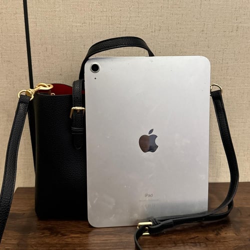 كوتش اسود واحمر توت باق