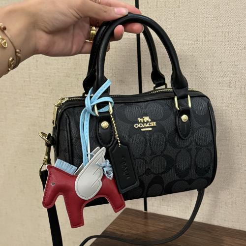 كوتش روان اسود مع ميداليه