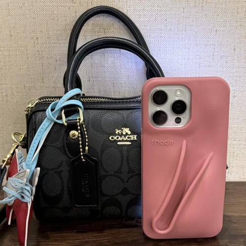 كوتش روان اسود مع ميداليه