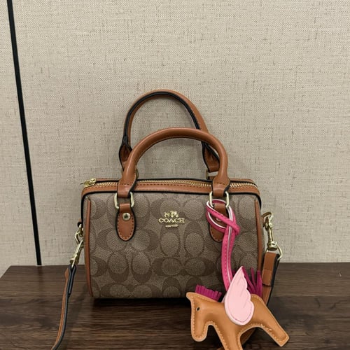 كوتش روان برتقالي مع ميداليه