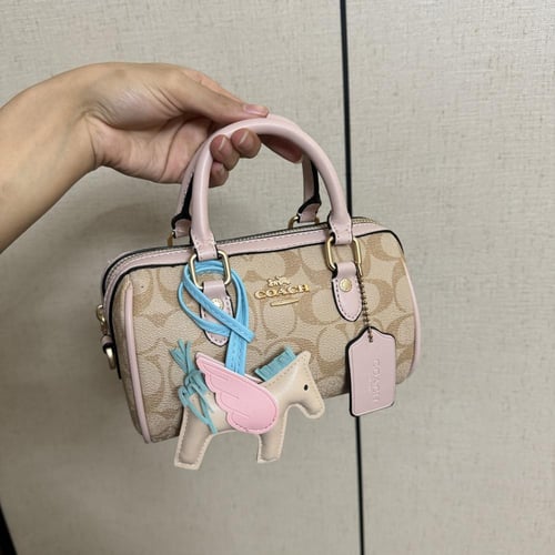 كوتش بينك دائري مع ميداليه الحصان