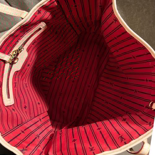 لويس فيتون بداخليه حمراء