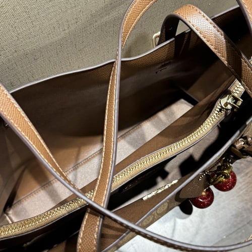 توت باق كوتش لارج برتقالي مع ميداليه الكرز