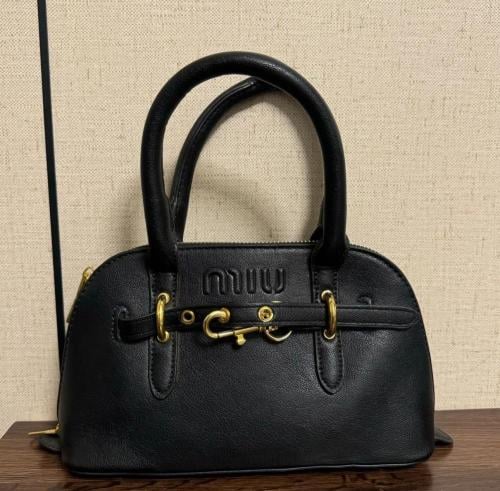 ميو ميو جلد اسود