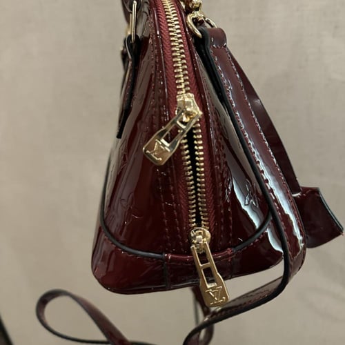 لويس فيتون كلاسيك عنابي مع ميداليه الكرز