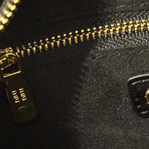 شنطه ميو ميو سوداء