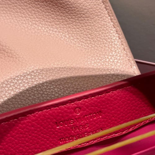 لويس فيتون بينك غامق مع ميداليه