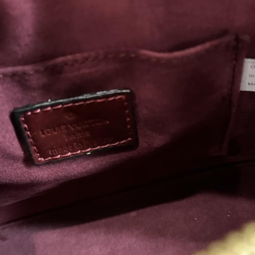 لويس فيتون كلاسيك عنابي مع ميداليه الكرز