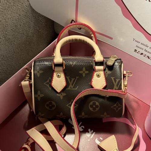 لويس فيتون نانو ميني مع ميداليه