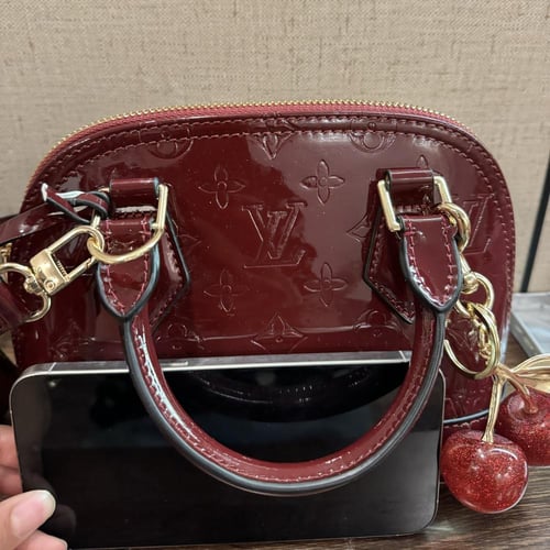 لويس فيتون كلاسيك عنابي مع ميداليه الكرز