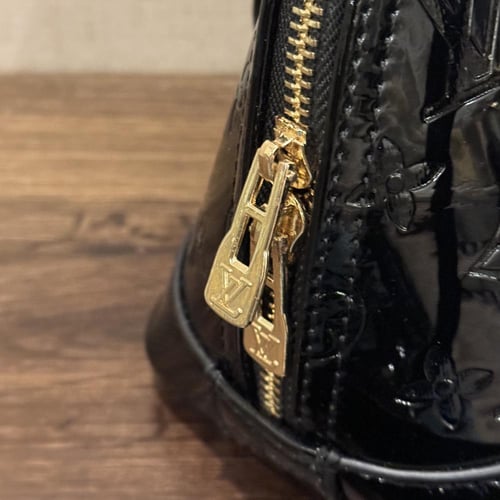 لويس فيتون كلاسيك اسود مع ميداليه الكرز