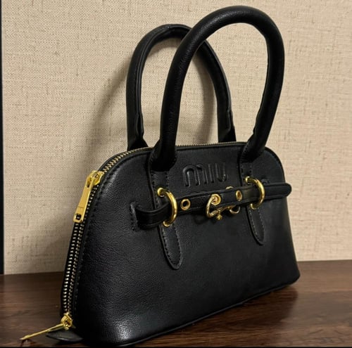 ميو ميو جلد اسود