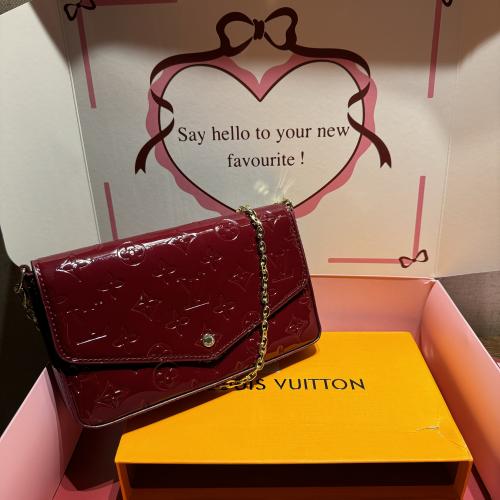 لويس فيتون عنابي مع محفظتين