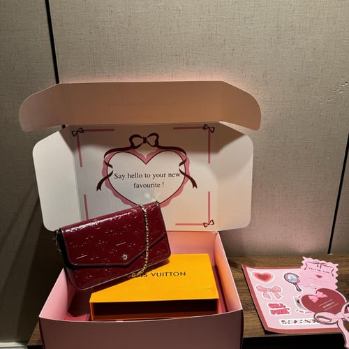 لويس فيتون عنابي مع محفظتين