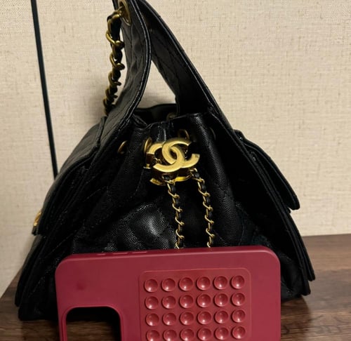 توت باق شانيل اسود جلد وسط