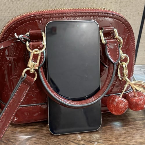 لويس فيتون كلاسيك عنابي مع ميداليه الكرز