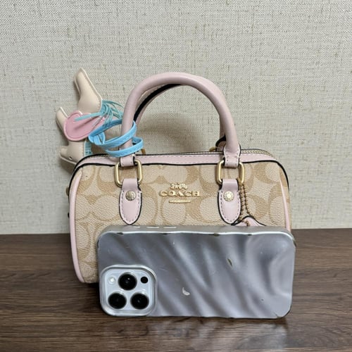 كوتش بينك دائري مع ميداليه الحصان