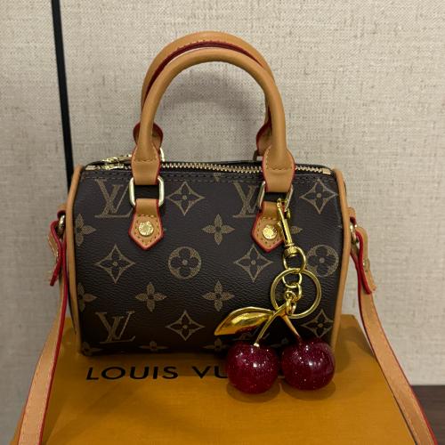 شنطه لويس فيتون نانو سبيدي مع الملحقات وميداليه ال...