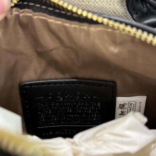 كوتش روان اسود مع ميداليه