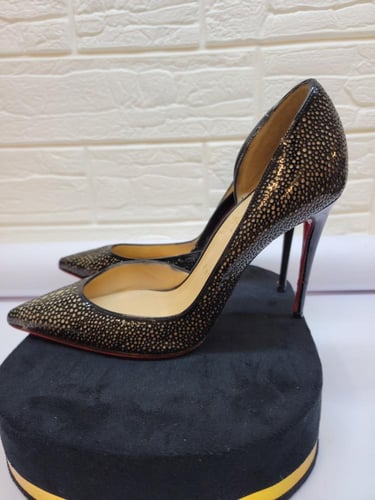 حذاء كعب ايريزا من الجلداللامع باللون الاسود من كر...