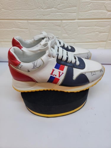 حذاء رياضي من لويس فيتون مستخدم مقاس 39