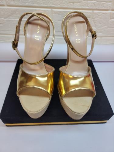 حذاء بلا تفورم من ناريتا بيلي مستخدم مقاس 39