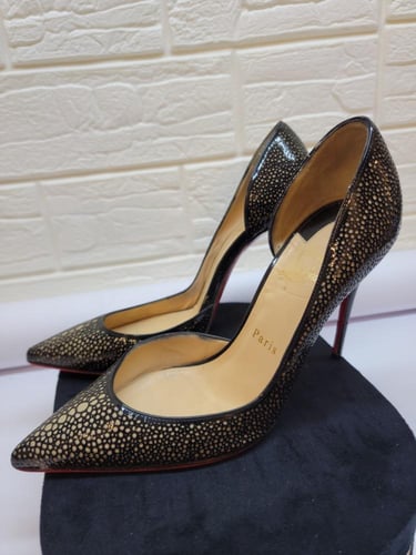 حذاء كعب ايريزا من الجلداللامع باللون الاسود من كر...